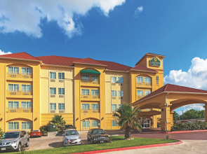 La Quinta Inn & Suites by Wyndham Columbus TX