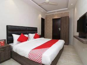 OYO Flagship 76827 Priya Stays