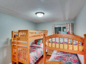Cabin w/ 2 Decks - 3 Mi to Lake Arrowhead Village!