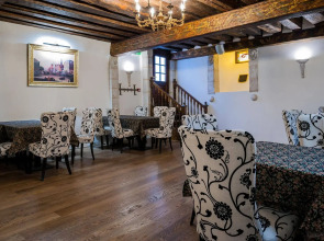 Отель Three Crowns Residents