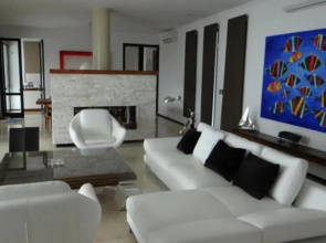 Espectacular casa con piscina y vistas únicas a Bosque y Laguna a metros de canchas de Tenis y Golf