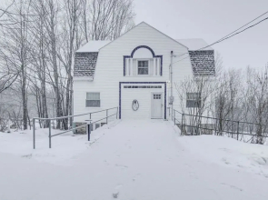 Cozy Wolfeboro Home w/ Private Deck: 1 Mi to Lake!