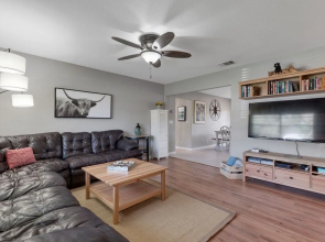 Stylish Home Lrg Yard W/games Grill Hot Tub