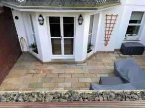 Stunning Apartment by The Leas, West End