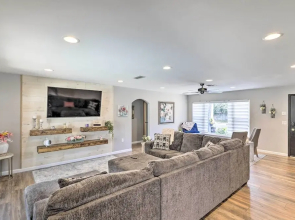 Lavish Holiday Home w/ Lanai & Heated Outdoor Pool
