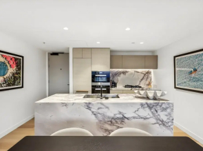 Jewel Luxury Beachside 2-bed With Water View