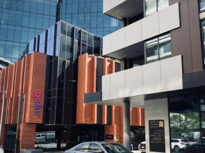 Luxury African themed apartment☆10min to MCG & Swan St☆On-site Parking☆Balcony☆Rooftop deck☆Gym☆