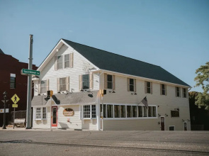 Hampton Bays Hotel on Main