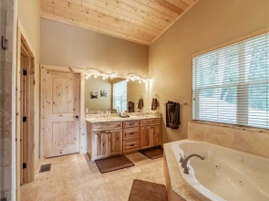 Heavenly Pines - Three Bedroom Cabin with Hot Tub