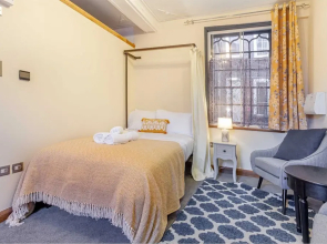 Host Stay Merchant House Studio