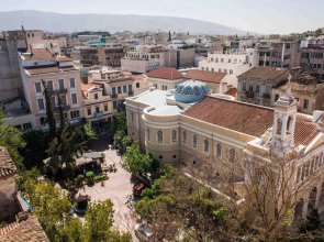 Enjoy View of Parthenon Sunny Flat in the Center