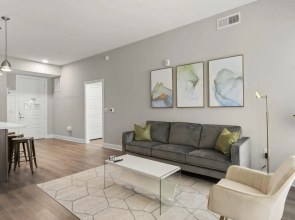 Top Floor Soco 2BR King Suite 8 Mins to Downtown