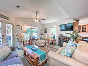 9 Mi to Midtown Harrisburg: Cottage w/ Deck