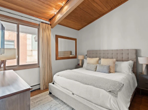 Deluxe 2 Bedroom Apartments at Resort with Outdoor Pool & Hot Tub