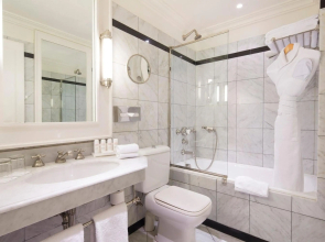 Le Dokhan’s Paris Arc de Triomphe, a Tribute Portfolio Hotel