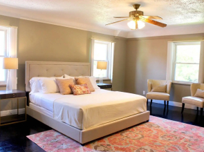 Spacious Luxury Home 5 min to Detroit Golf Club 4 car Free Parking