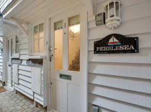 Bright Holiday Home in Whitstable near Sea Beach & City Center