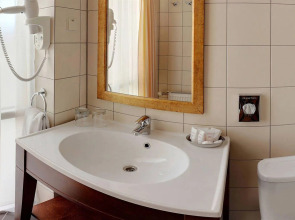 Отель The Benjamin House