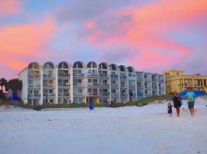 Pet Friendly Ground Level Steps to the Sand, Pool, Hot Tub, Wifi