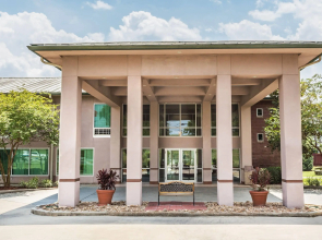 Ramada by Wyndham Luling