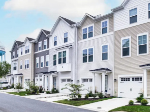 < 1 Mi to Dtwn: Waterfront Townhome in Cambridge!