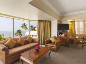 Ramada Plaza by Wyndham Palm Grove