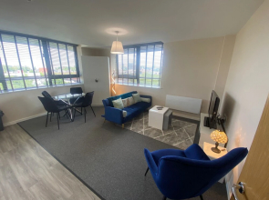 2 Bed Flat Near Old Trafford Stadium With Parking