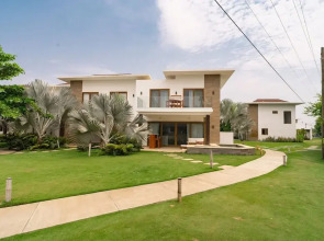 7 Guests 2 BR Private Jacuzzi Shared Pool