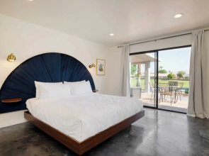 Pool, Putting Green Modern Home on the Golf Course! Quinta Blue by Avantstay