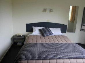 Baycourt Lakefront Motel