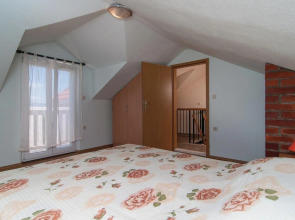 Amazing Home in Praznica With 4 Bedrooms, Wifi and Outdoor Swimming Pool