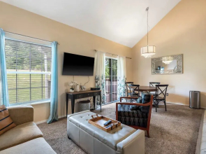 Warm Welcome Getaway Resort Stay for 6 With Amenities Near Downtown