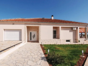 Beautiful Home in Gorica With Wifi and 4 Bedrooms