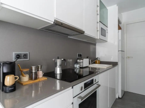 Modern 1 bedroom apt. Free parking. 10 min beach