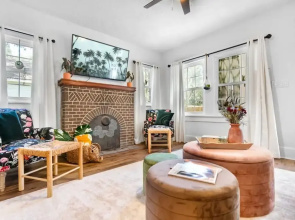 Newly Renovated Whimsical Cottage 2 Beds Hot Tub