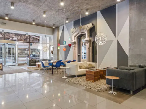 2BR Apt Stunning Views Steps to Michigan Avenue