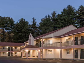 Howard Johnson by Wyndham Lenox