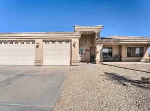 Pool + Jacuzzi: Lake Havasu Home!