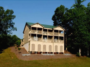 Rumbling Bald Resort