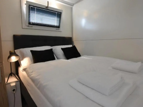 Cosy floating boatlodge Athene