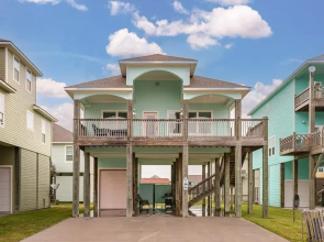 Pelicans Landing 2 Bedroom Home by RedAwning