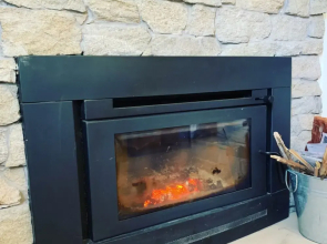 Hampton on Apollo - Ocean Mountain View Creekside Retreat Pet Friendly Free EV Charger Fireplace Wood Supplied During Winter