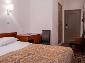 Отель Three Crowns Residents