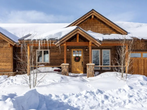 New Listing! Mountain-view Lodge W/ Fireplace And Hot Tub 4 Bedroom Cabin