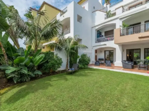 2 Bedrooms - Sleeps 4 - Garden and Pool With View