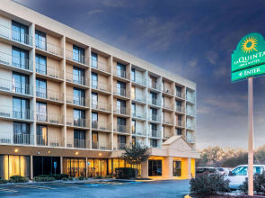 La Quinta Inn & Suites by Wyndham Nashville Airport/Opryland