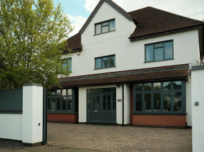 Modern Spacious House - Sleeps 16, Free Parking, Sun Terrace