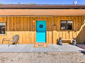 Near Hiking & Main St! Mtn-view Red River Retreat