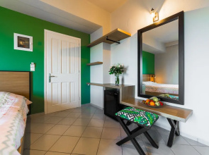 Tropical Hotel B