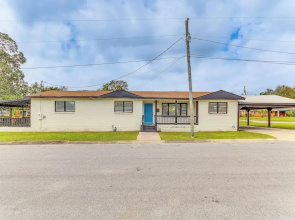 Pensacola Home w/ Covered Patio: 1 Mi to Downtown!